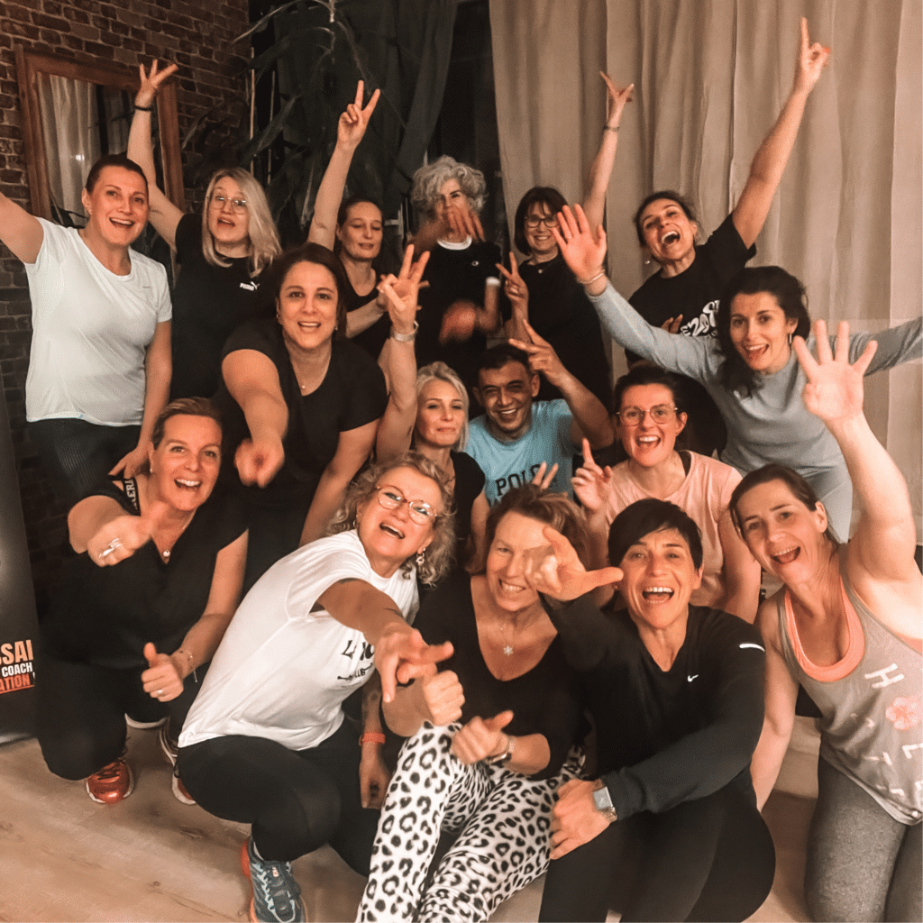 Groupe de participants souriants et motivés après une séance collective au Fit Club Le 20/80 à Sallanches.