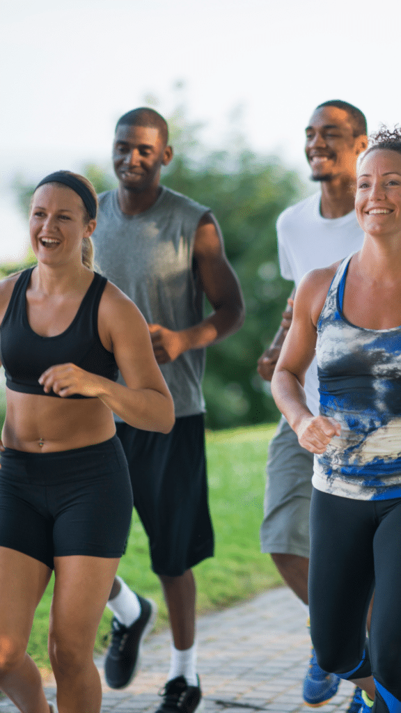 Groupe en séance running et fitness outdoor au Fit Club Le 20/80 à Sallanches
