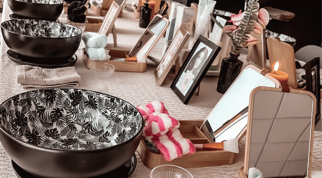 Espace préparé pour un atelier bien-être et skincare au Fit Club Le 20/80 à Sallanches avec miroirs, accessoires et ambiance chaleureuse.