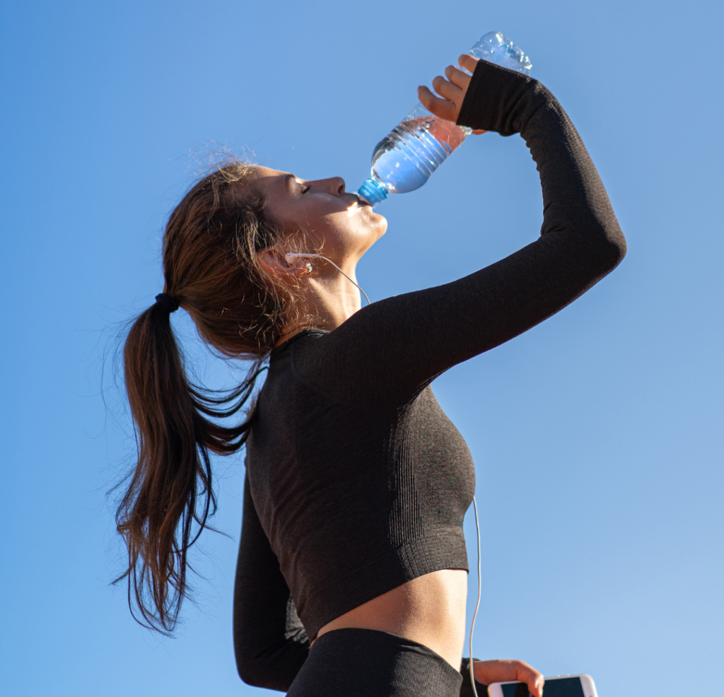 Femme sportive s’hydratant après une séance fitness