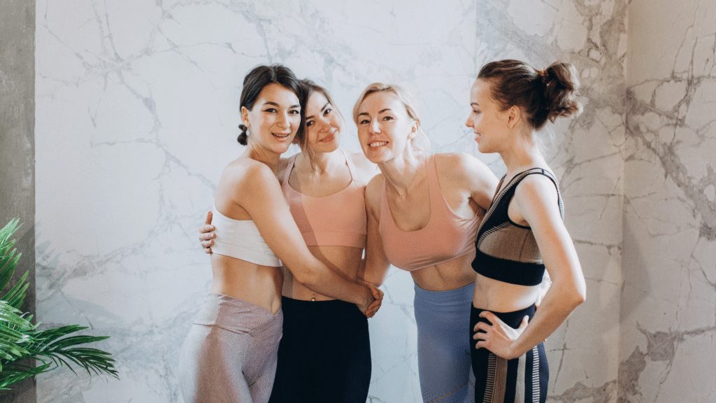 Quatre femmes souriantes en tenue de sport posant ensemble après un cours au 20/80 Fit Club de Sallanches