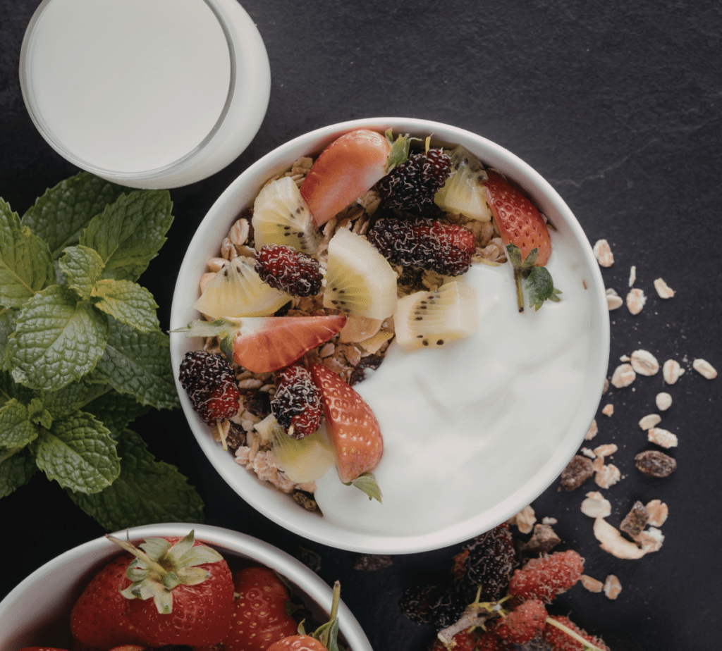 Bol de céréeales avec des fruits frais - fraises, mûres, kiwi et menthe - pour le challenge 21 jours 20/80