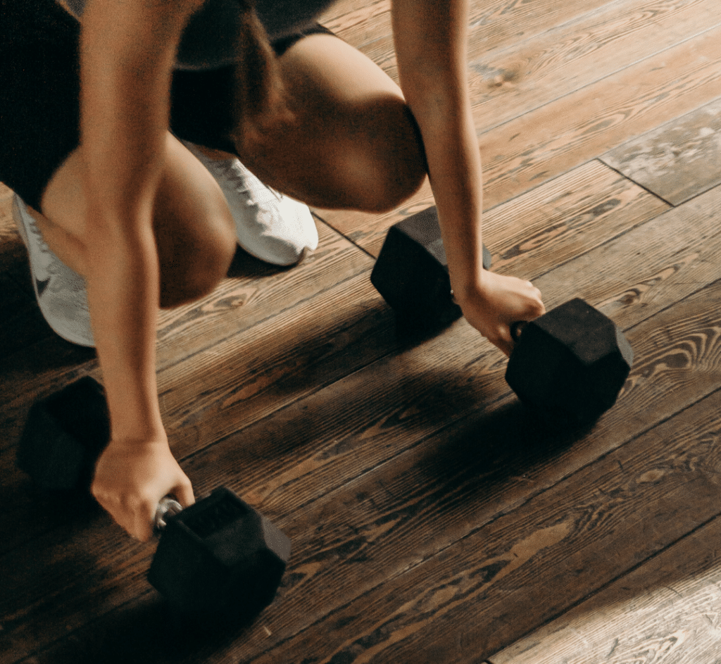Séance de renforcement musculaire avec haltères dans une ambiance chaleureuse au Fit Club Le 20/80 à Sallanches