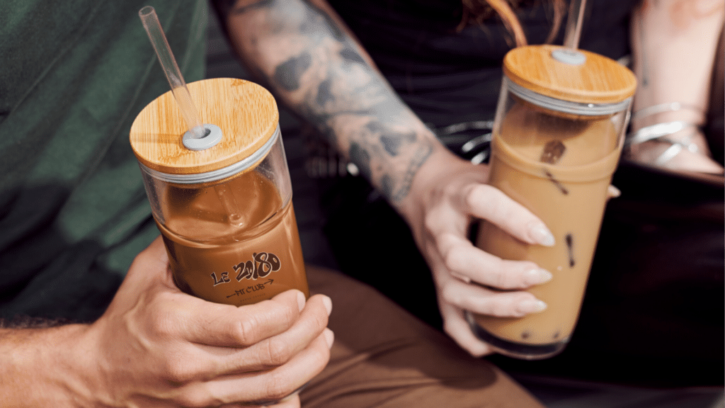 Deux verres à smoothie siglés Le 20/80 tenus par des membres à Sallanches