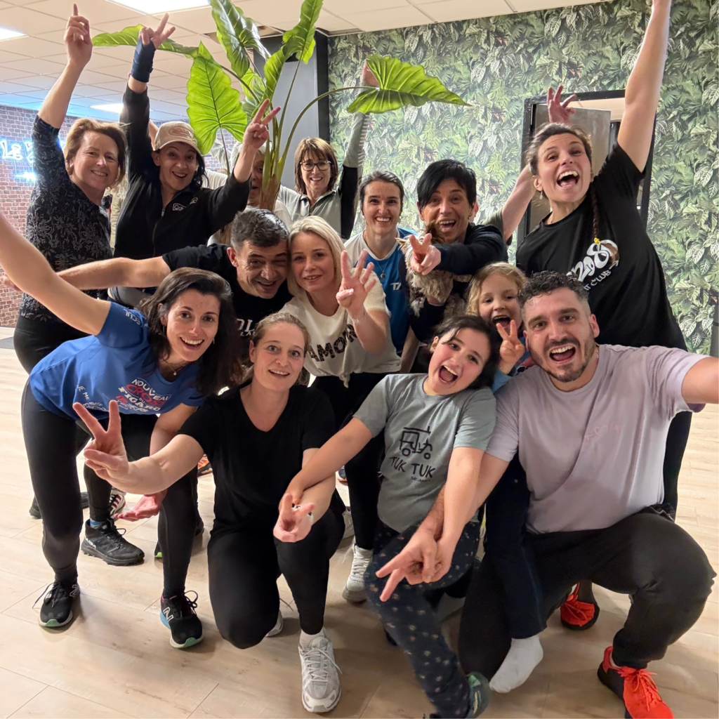 Groupe de participants souriants après leur première  séance offerte au Fit Club Le 20/80 à Sallanches en Haute-Savoie.