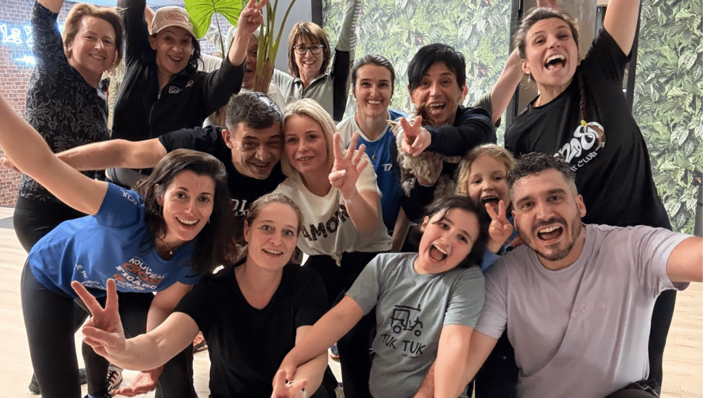 Groupe de participants souriants après leur première séance offerte au Fit Club Le 20/80 à Sallanches en Haute-Savoie.